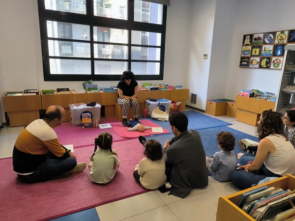 Familias compartiendo lectura en club de lectura familiar