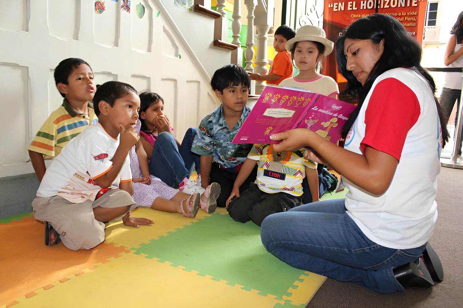 Niños participando activamente en un taller dinámico de valores